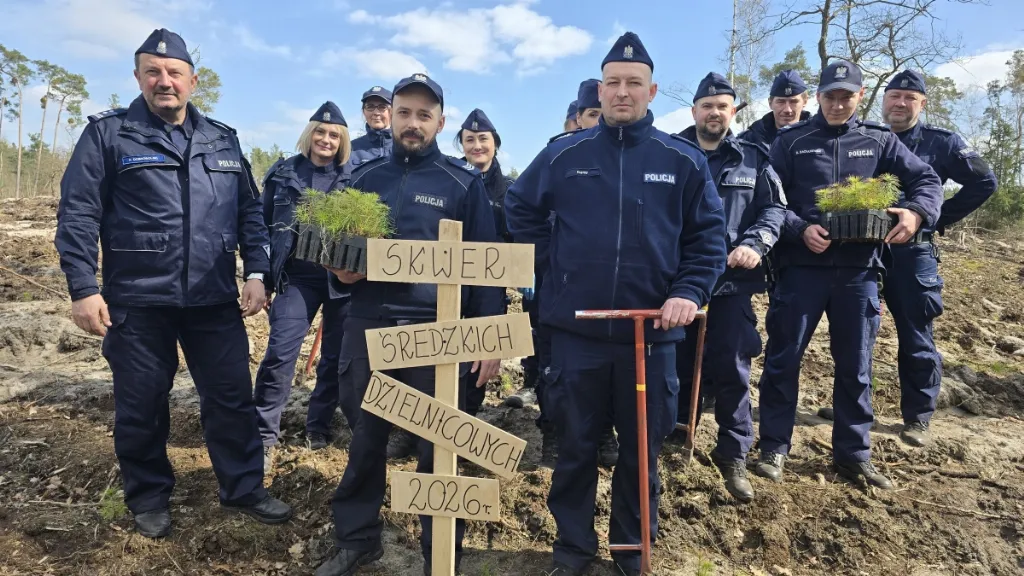 Dzielnicowi z Środy Śląskiej zasadzili las z okazji 100-lecia swojej służby