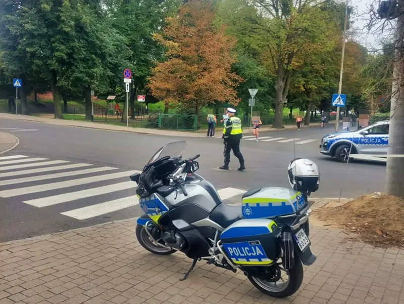 Dziewczynka zgubiła się na regionalnym święcie w Środzie Śląskiej, policja pomogła odnaleźć siostrę