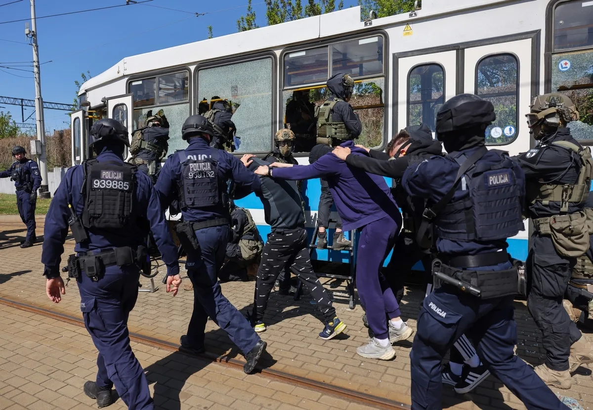 Policyjni specjalsi przeprowadzili ćwiczenia po przejęciu tramwaju przez uzbrojonych napastników we Wrocławiu