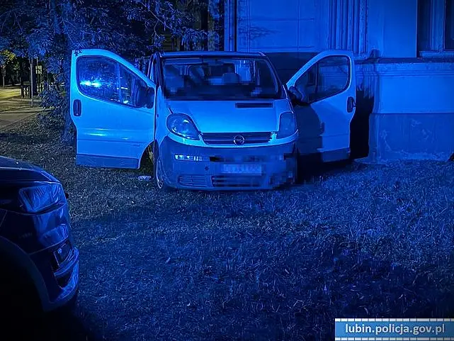 Zatrzymanie 38-latka za prowadzenie skradzionego pojazdu. Miał zakazy i narkotyki