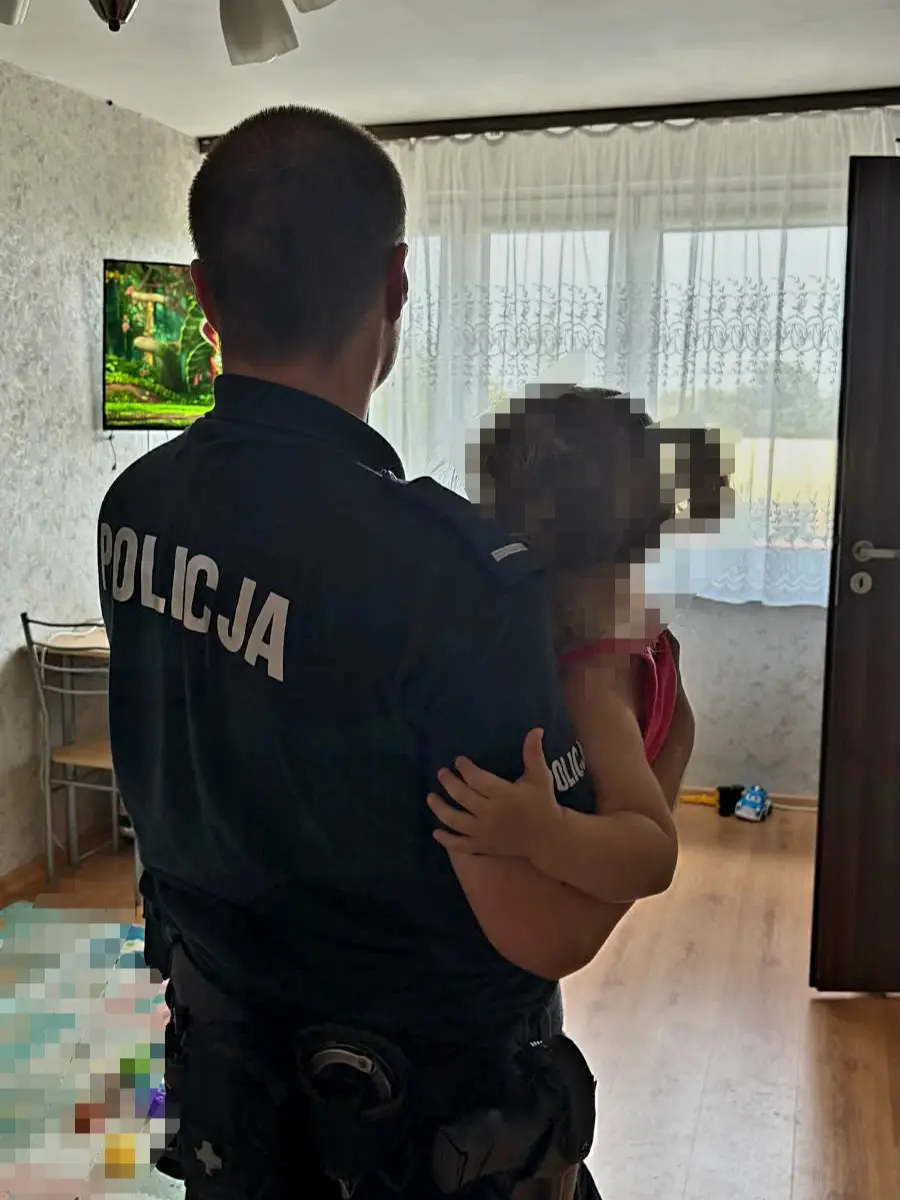 Czujność przechodniów i szybka interwencja policji uratowały 2-latkę
