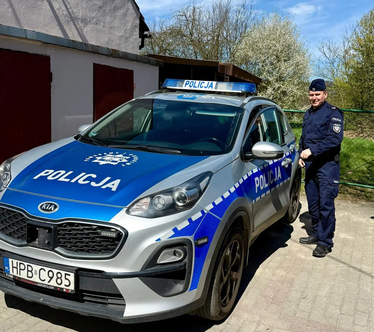 Policjant po służbie zatrzymał pijanego kierowcę, który uszkodził ogrodzenie