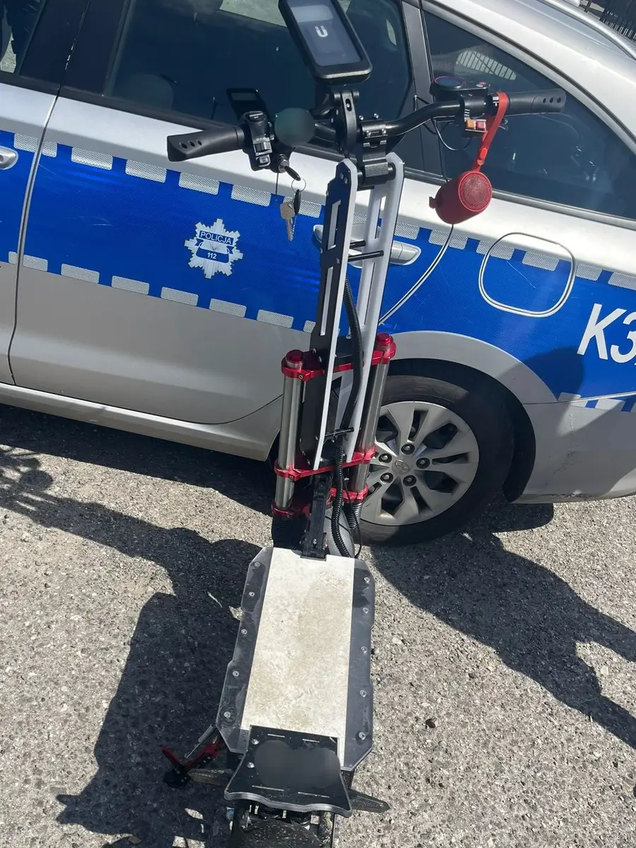 Mężczyzna kierował skradzioną hulajnogą elektryczną w stanie nietrzeźwości