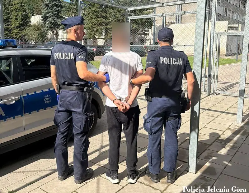 Zatrzymanie sprawcy kradzieży złotego łańcuszka w Jeleniej Górze przez policjanta w czasie wolnym od służby