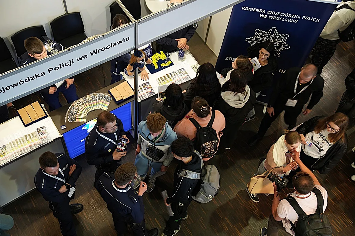 Dolnośląska Policja na Międzynarodowych Targach Pracy „With EURES to Europe!” 2026 we Wrocławiu