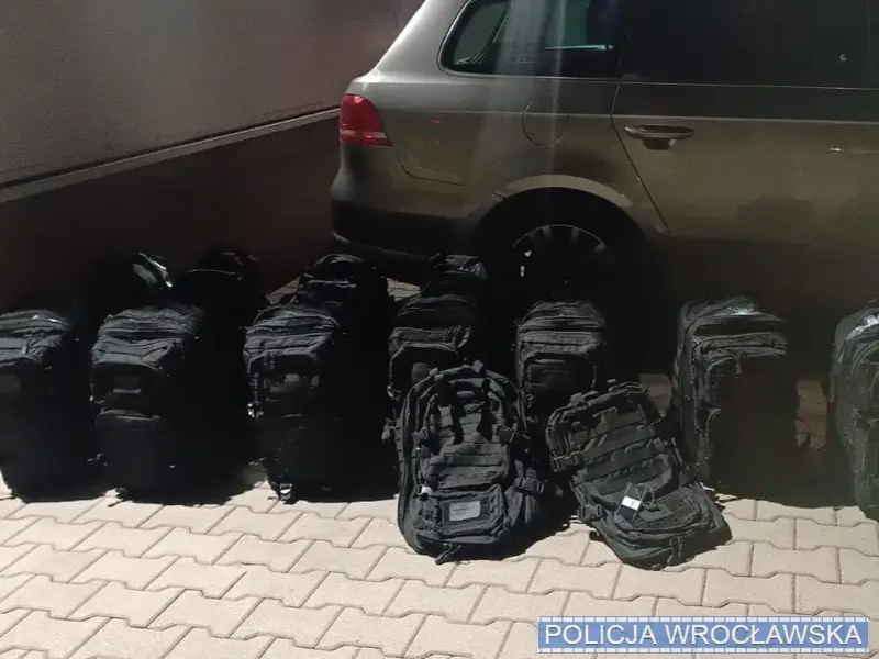 Trzech mężczyzn zatrzymanych za kradzież mienia z zakładu produkcyjnego. Policja odzyskała część skradzionych materiałów