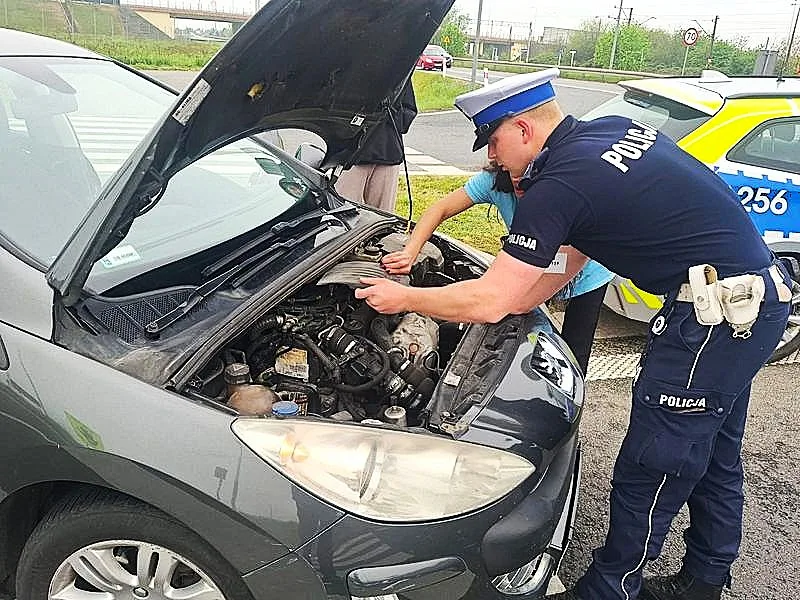 Interwencja oleśnickich policjantów w przypadku awarii pojazdu