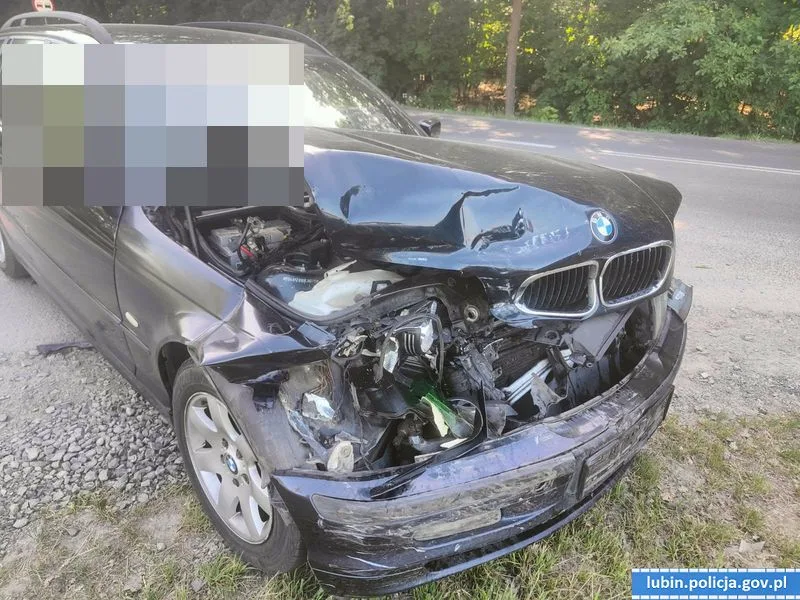 Pijany kierowca BMW spowodował wypadek i wyrzucił puszki po piwie