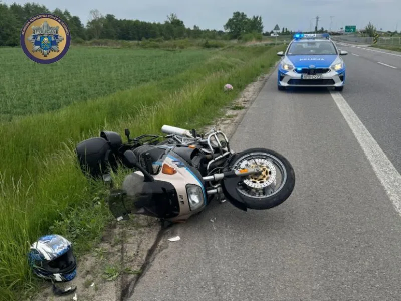 Motocyklista w rowie. Policja apeluje o ostrożność na drogach