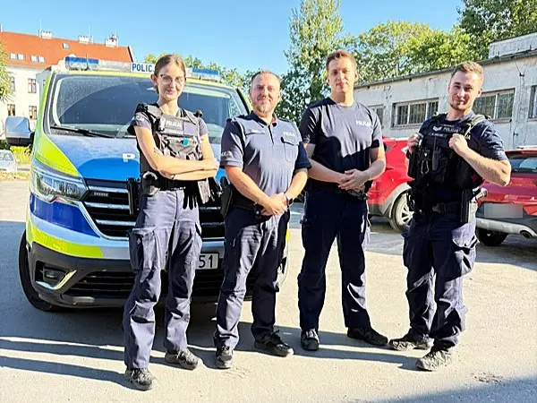 Interwencja policjantów z Wrocławia ratuje mężczyznę zasłabłego w zaroślach