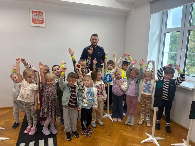 Przedszkolaki odwiedzają złotoryjskich policjantów z lekcją bezpieczeństwa