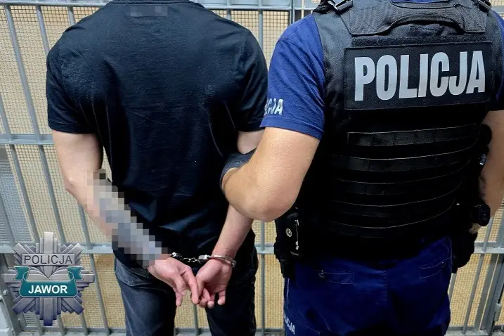 Mężczyzna zatrzymany przez policję po ucieczce i próbie pozbycia się narkotyków