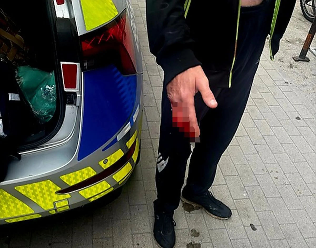 Policjanci udzielili pomocy mężczyźnie z poważną raną dłoni