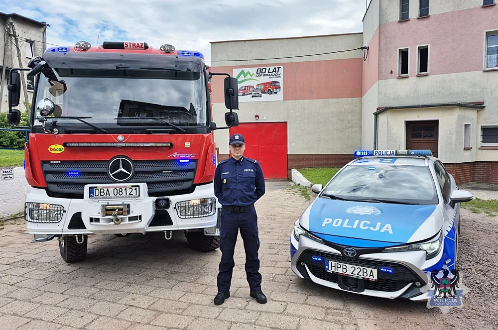 Policjant-strażak wspólnie z ochotnikami uratował 80-latka z pożaru