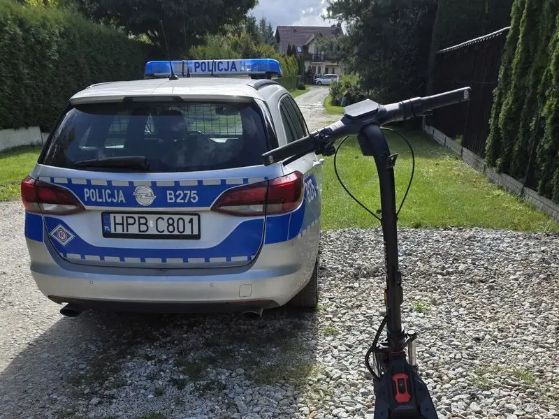 Policjanci zatrzymali 17-latka uciekającego na hulajnodze z pasażerem