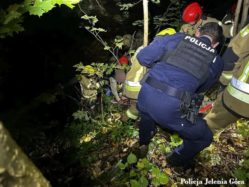 Policja i strażacy uratowali mężczyznę, który wpadł do strumienia