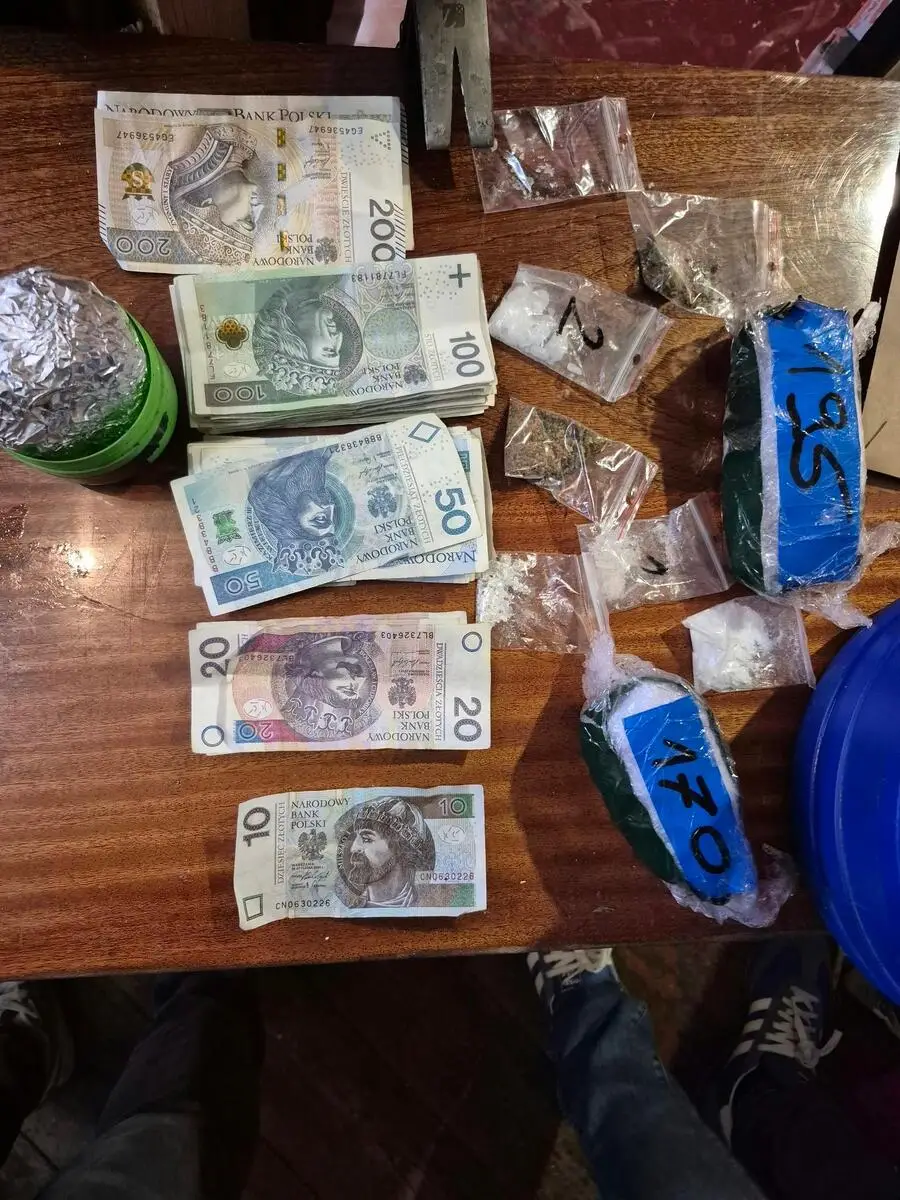 Zatrzymanie podejrzanego i zabezpieczenie ponad 1,4 kg narkotyków przez policję w Środzie Śląskiej