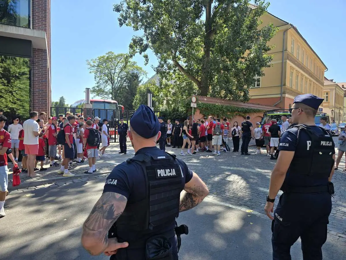 Zakończenie zabezpieczeń Super Meczu we Wrocławiu - priorytetem bezpieczeństwo kibiców