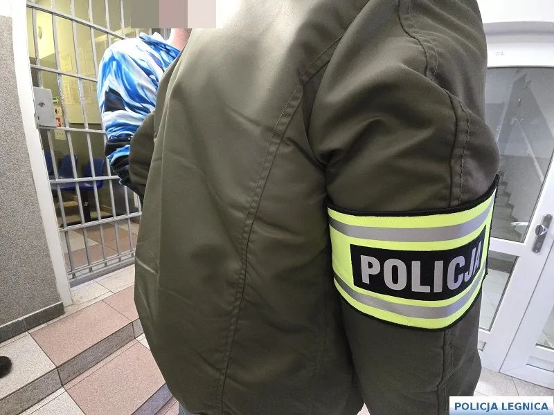 Zatrzymanie po kolizji drogowej. 43-letni mężczyzna był pijany i pod wpływem narkotyków, czeka go odpowiedzialność za inne przestępstwa