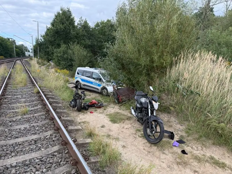 25-latek uciekał motocyklem z kradzionym motorowerem, zatrzymany przez policję