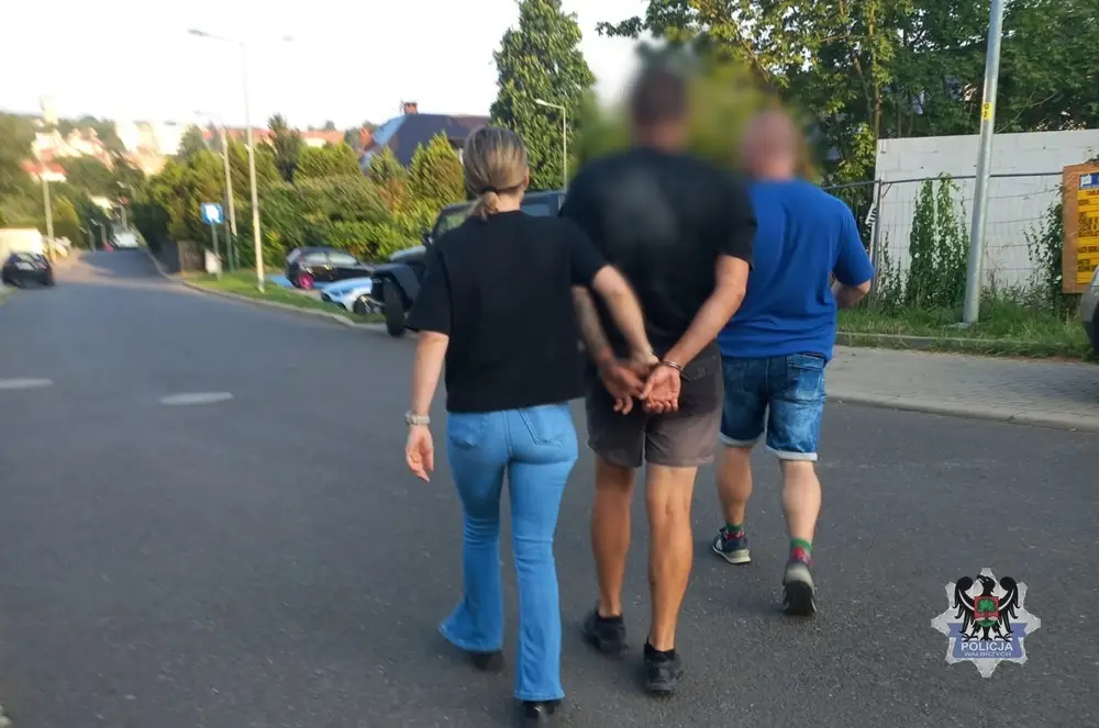 Policja z Wałbrzycha ujęła 32-latka poszukiwanego trzema listami gończymi po jego powrocie do kraju