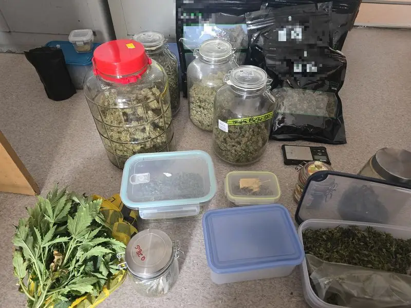 Dzierżoniowska policja zabezpieczyła niemal 2,8 kilograma narkotyków