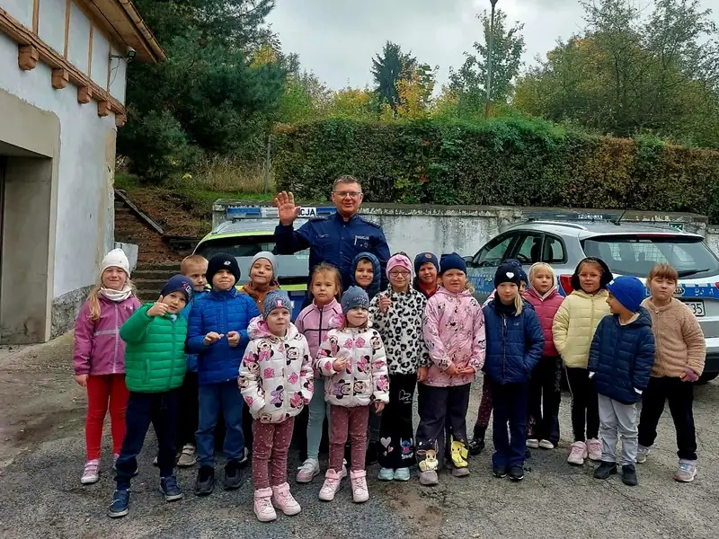 Edukacja dla bezpieczeństwa: Policjanci promują profilaktykę wśród dzieci