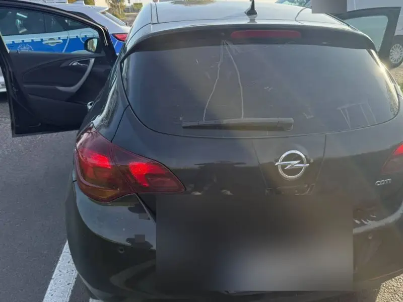 Odzyskano skradzionego Opla, zatrzymano 32-latka i 18-latkę