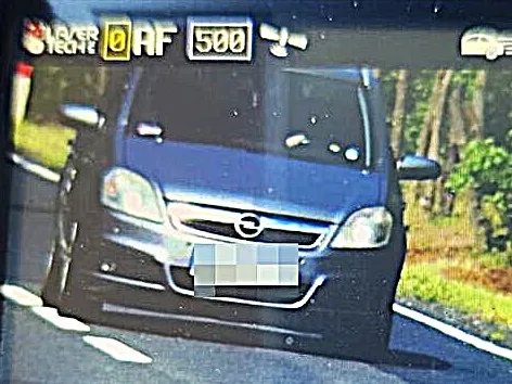 Kierowca przekroczył prędkość do 143 km/h w strefie 90 km/h i stracił prawo jazdy