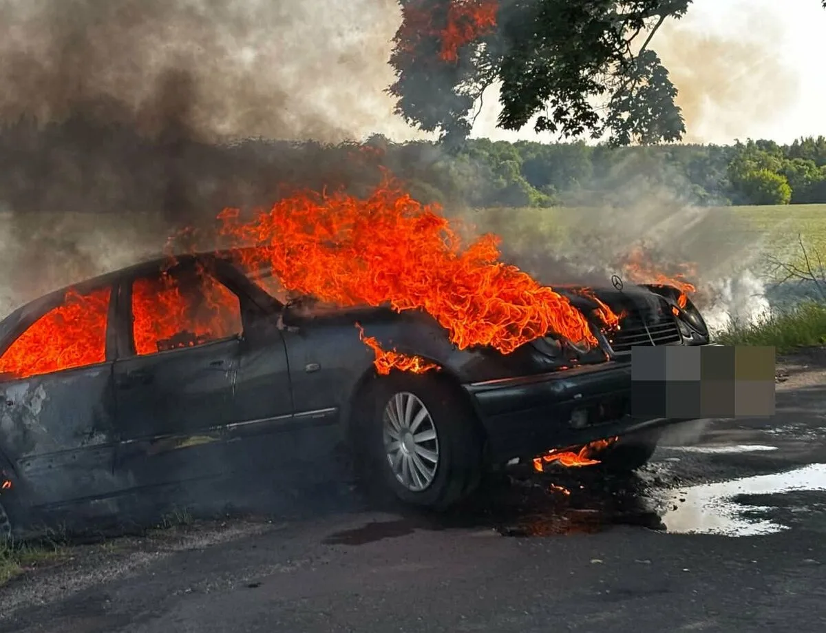 Pijany kierowca wjechał do rowu i próbował spalić Mercedesa