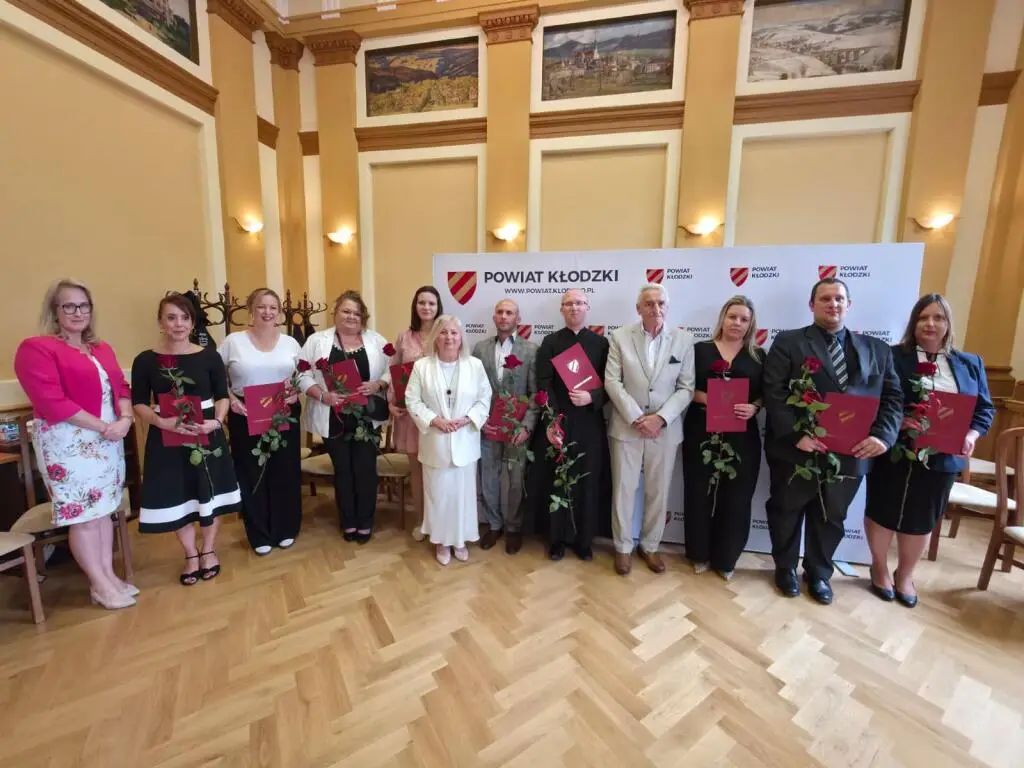 Nadanie awansu zawodowego nauczycielom podczas XI sesji Rady Powiatu Kłodzkiego