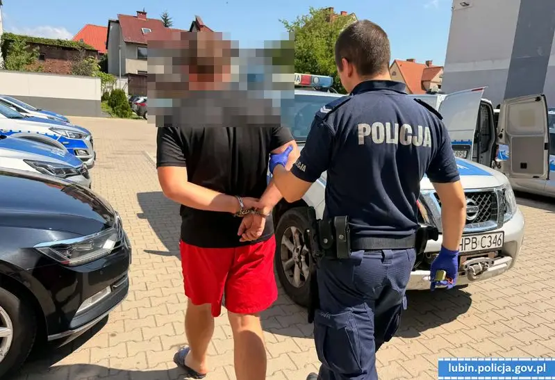 32-latek z zarzutami za łamanie sądowego zakazu prowadzenia pojazdów