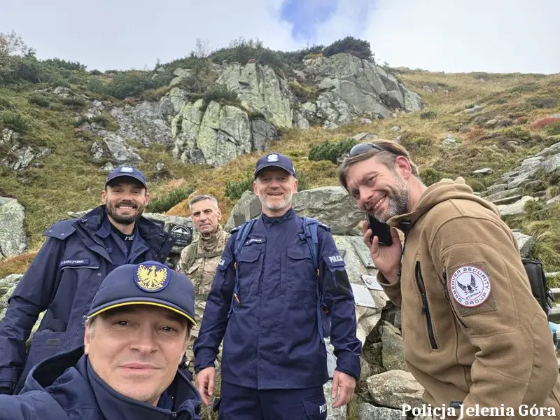 Policjanci z Jeleniej Góry wzięli udział w marszu na Śnieżkę w ramach kampanii "Ile waży trauma?"