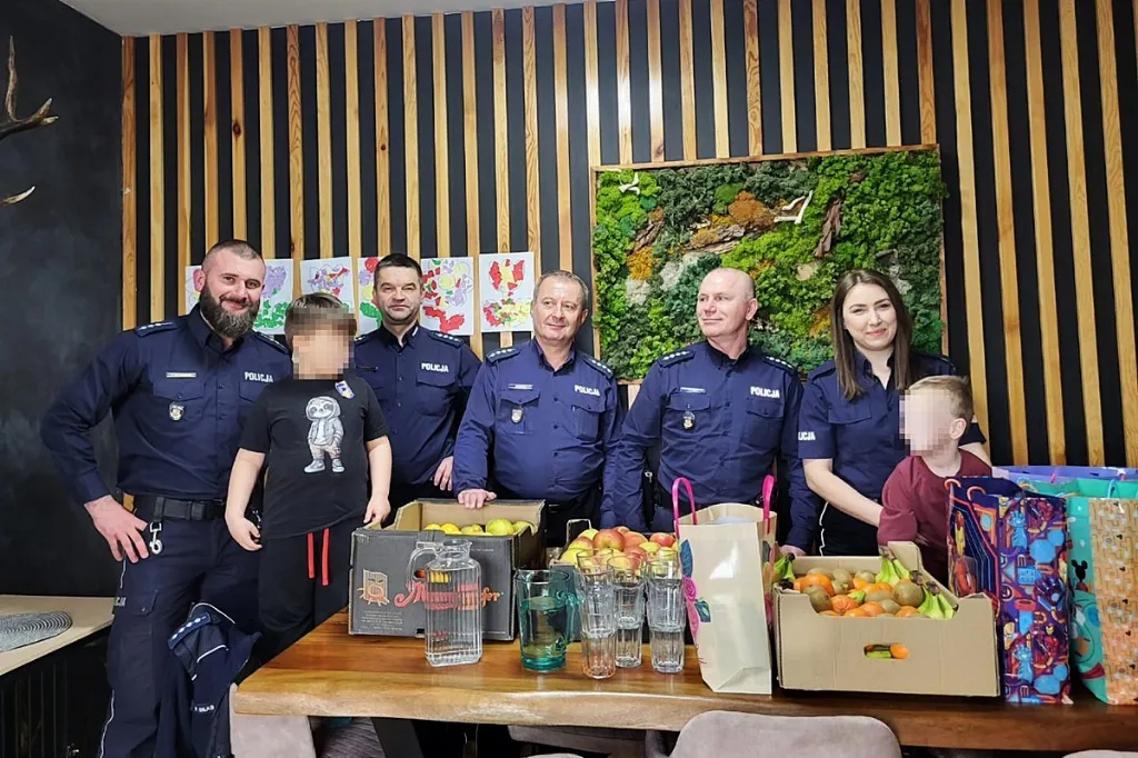 Górowska Policja obdarowała dzieci z rodziny zastępczej na Wielkanoc
