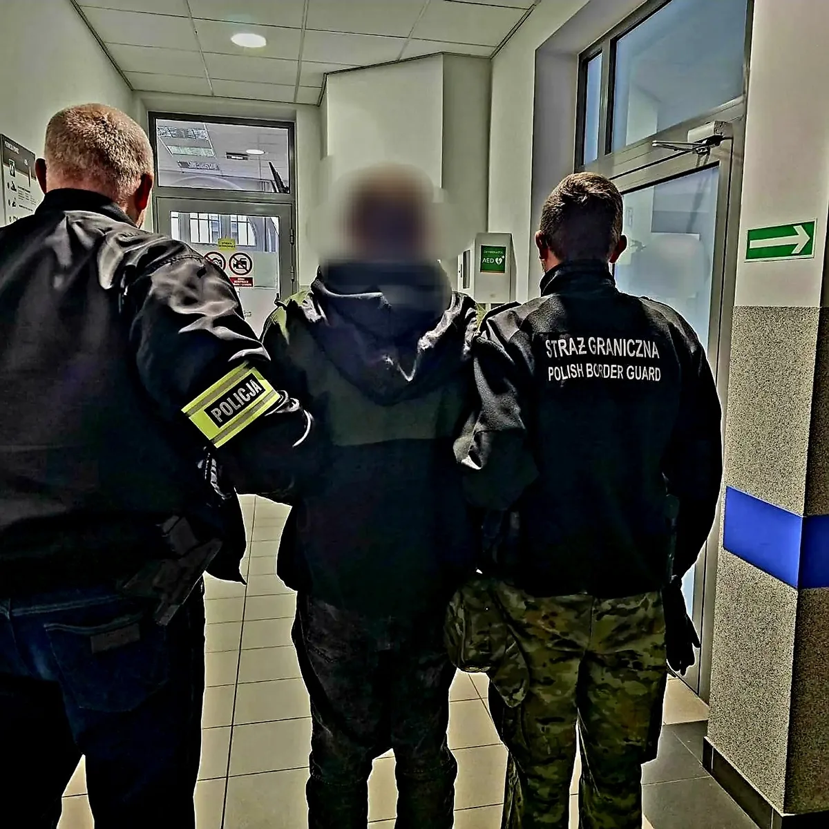 Zatrzymanie agresywnego 35-latka przez policję w Oławie i jego przekazanie Straży Granicznej