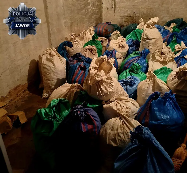 Jaworscy policjanci zabezpieczyli ponad 850 kg nielegalnego tytoniu i substancji odurzających