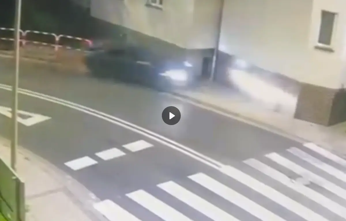 Kierowca Opla uciekał przed policją i zderzył się z budynkiem