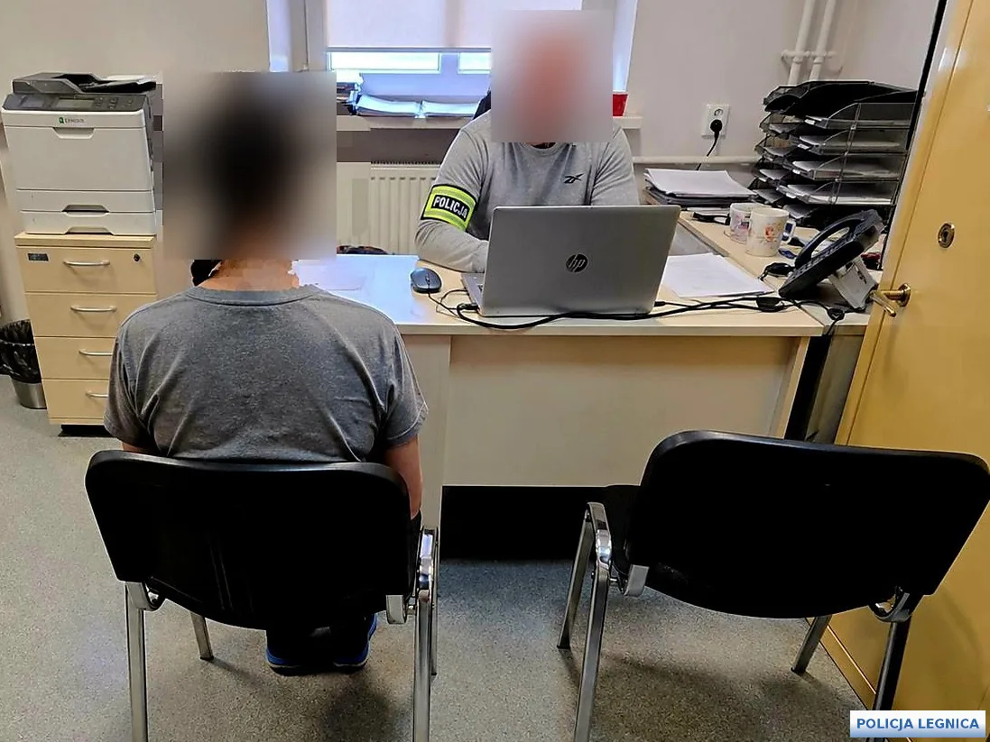 Pijana matka z 2,5-letnim dzieckiem na ulicy. Reakcja świadka i policji zapobiegła tragedii