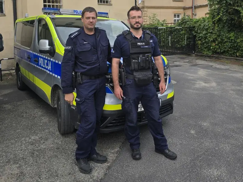 Policjanci uratowali roczne dziecko uwięzione w samochodzie