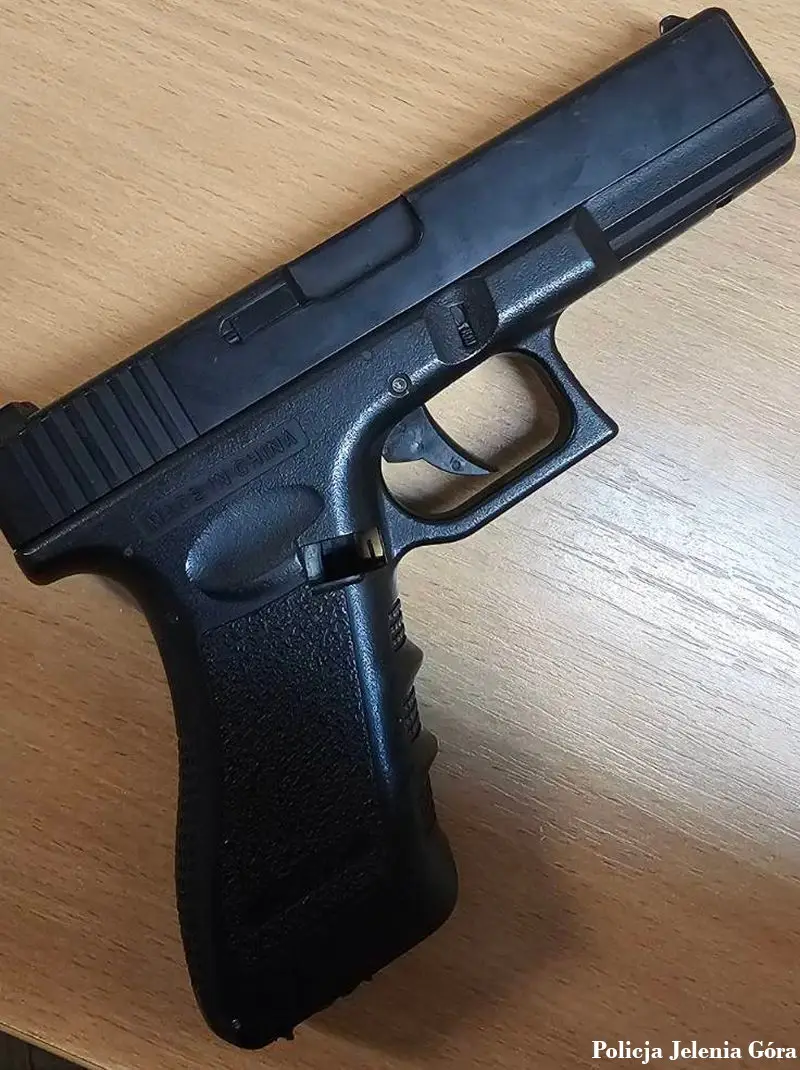 Policja zatrzymała 42-latka, który groził sąsiadowi i jego rodzinie