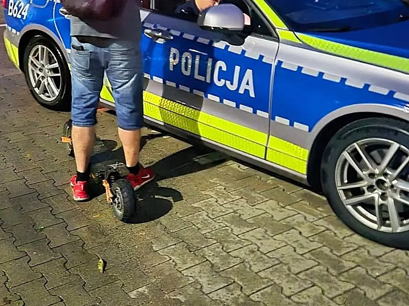 Kierowca hulajnogi z usuniętą blokadą ukarany mandatem