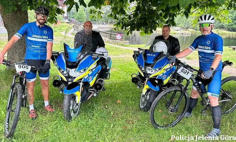 Charytatywne wydarzenie rowerowe "Rowerem na Szrenicę" z udziałem policjantów