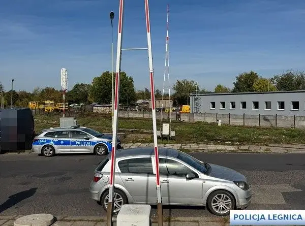 Pośpiech doprowadził do niebezpiecznej sytuacji na przejeździe kolejowym w Legnicy