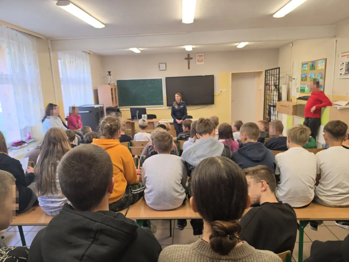 Policjanci z Radkowa przeprowadzili rozmowy z uczniami na temat przemocy rówieśniczej i cyberprzemocy