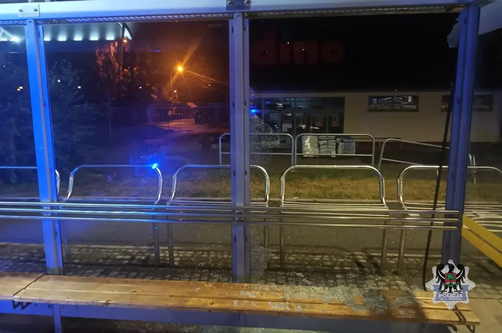 Zatrzymanie pijanego mężczyzny za zniszczenie wiaty przystankowej