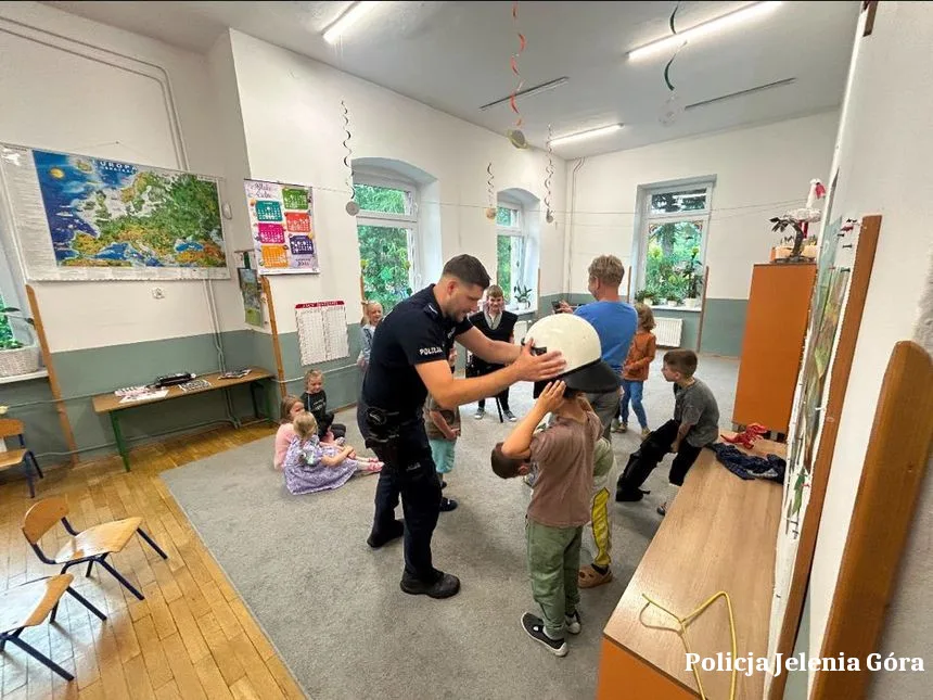 Policjanci z Jeleniej Góry prowadzą działania edukacyjne dla dzieci w zakresie bezpieczeństwa
