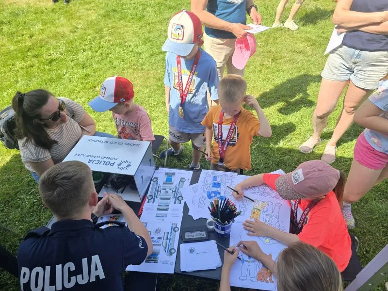 Policyjne stanowiska profilaktyczne na festynach rodzinnych i wydarzeniach sportowych