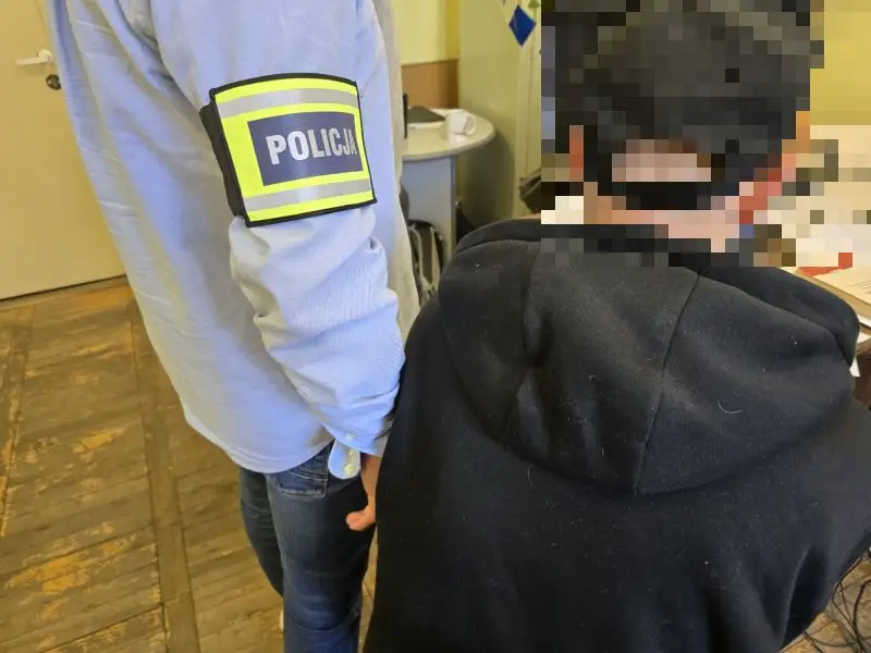 Zatrzymanie oszusta podszywającego się pod policjanta w powiecie trzebnickim