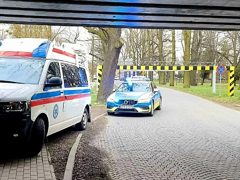 Kierowca uszkodził oznaczenia przed wiaduktem oraz swój pojazd