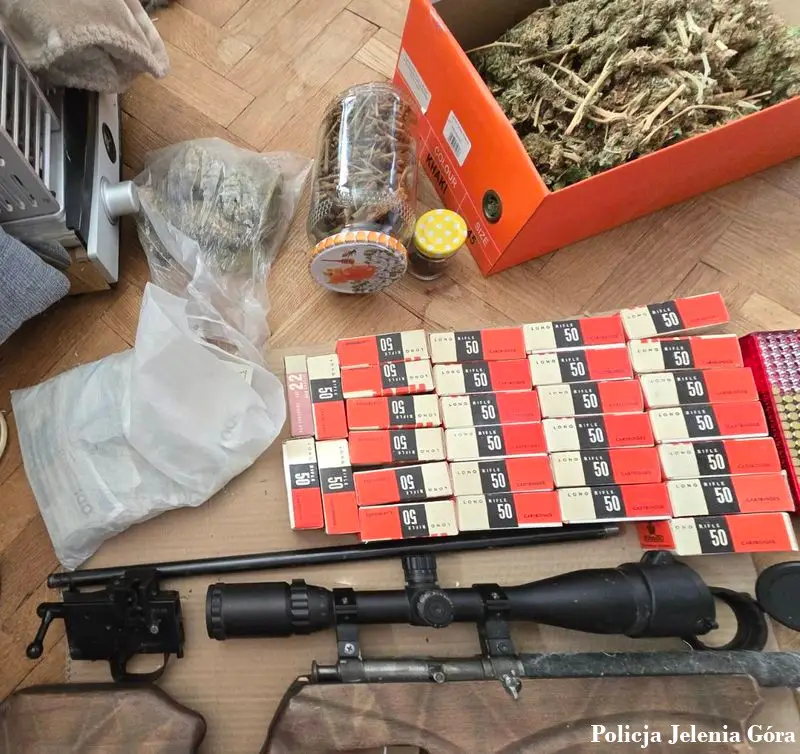 51-latek zatrzymany z nielegalną bronią i blisko 1,5 kilograma narkotyków